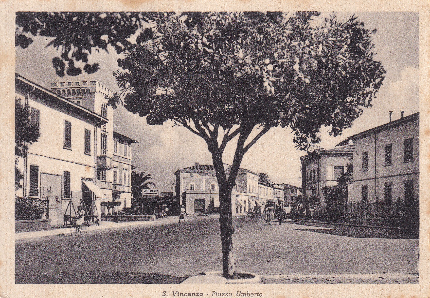 Cartolina San Vincenzo (Livorno) - Piazza Umberto. 1953