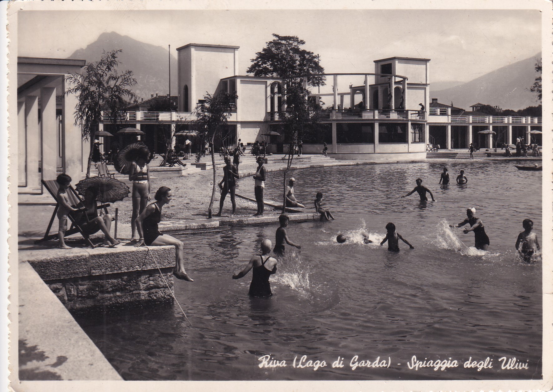 Cartolina RIVA (Lago di Garda) - Spiaggia degli Ulivi. 1950
