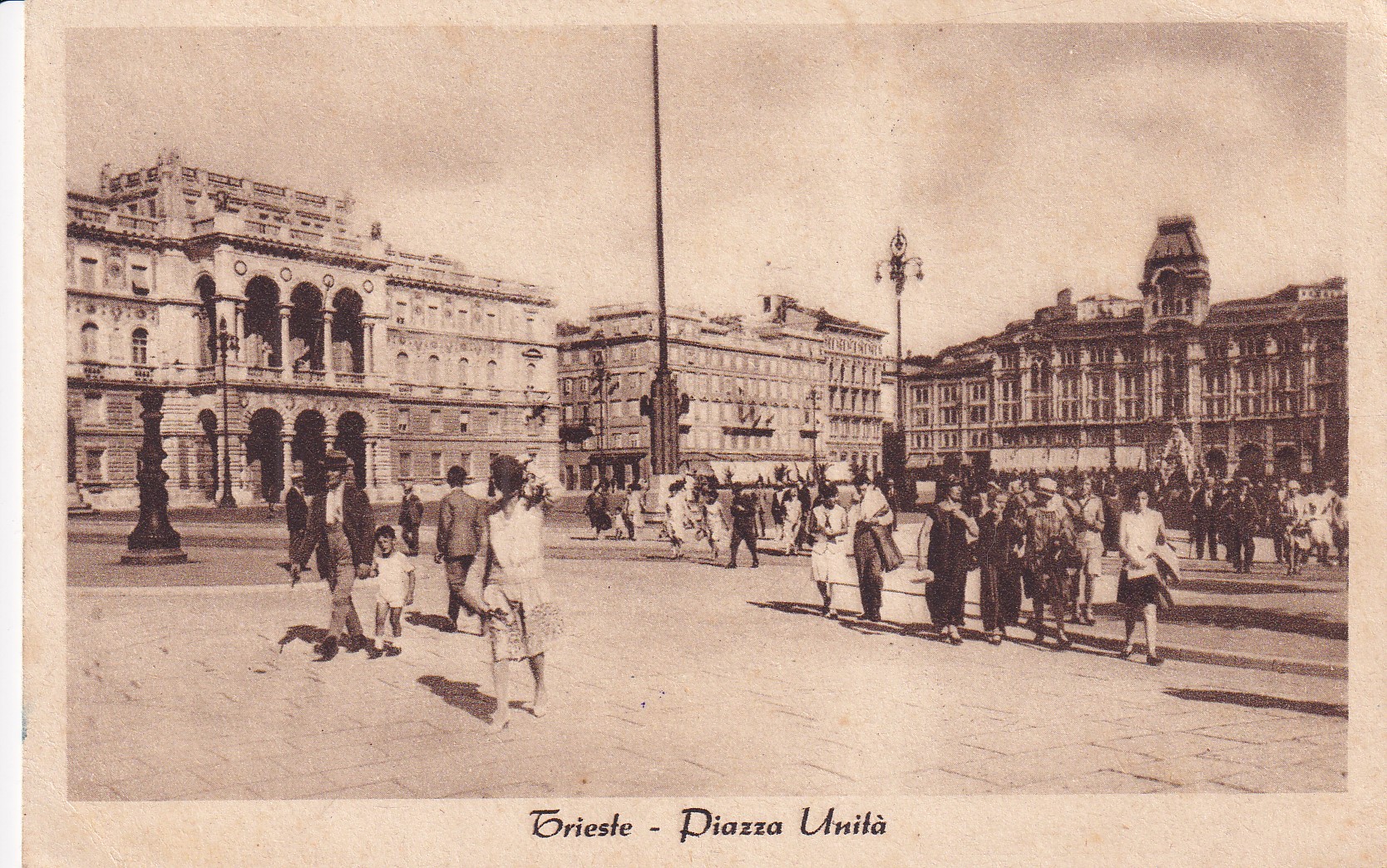 Cartolina TRIESTE - Piazza Unità.