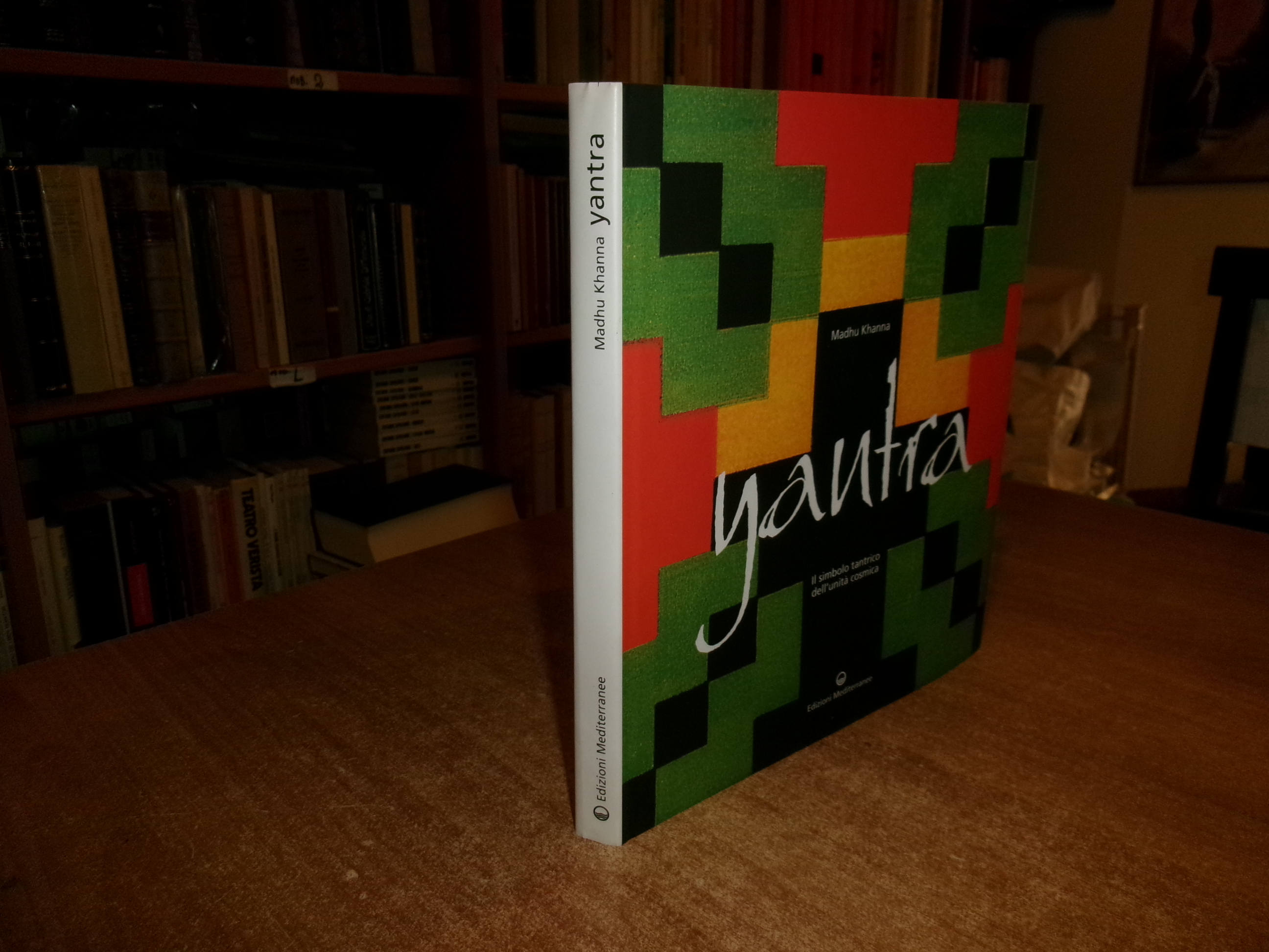 YANTRA. Il simbolo tantrico dell' unità cosmica. MADHU KHANNA 2002