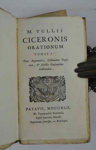 Orationum. cum argomentis, sectionibus capitum, et selectis variantibus lectionibus.