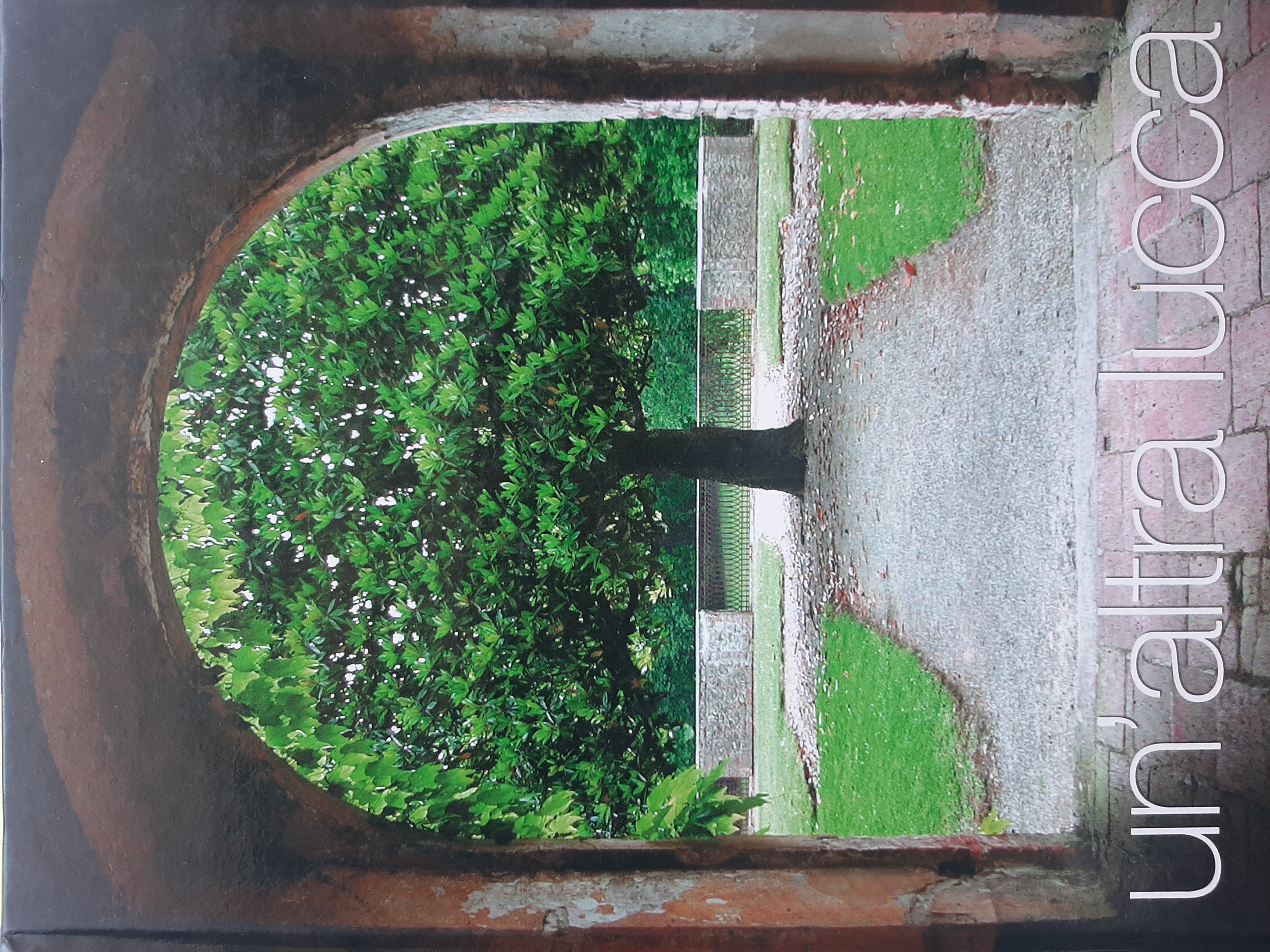 Un'altra Lucca. Itinerari insoliti e passeggiate senza fretta. A Lucca …