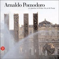 Arnaldo Pomodoro nei giardini del Palais-Royal di Parigi.