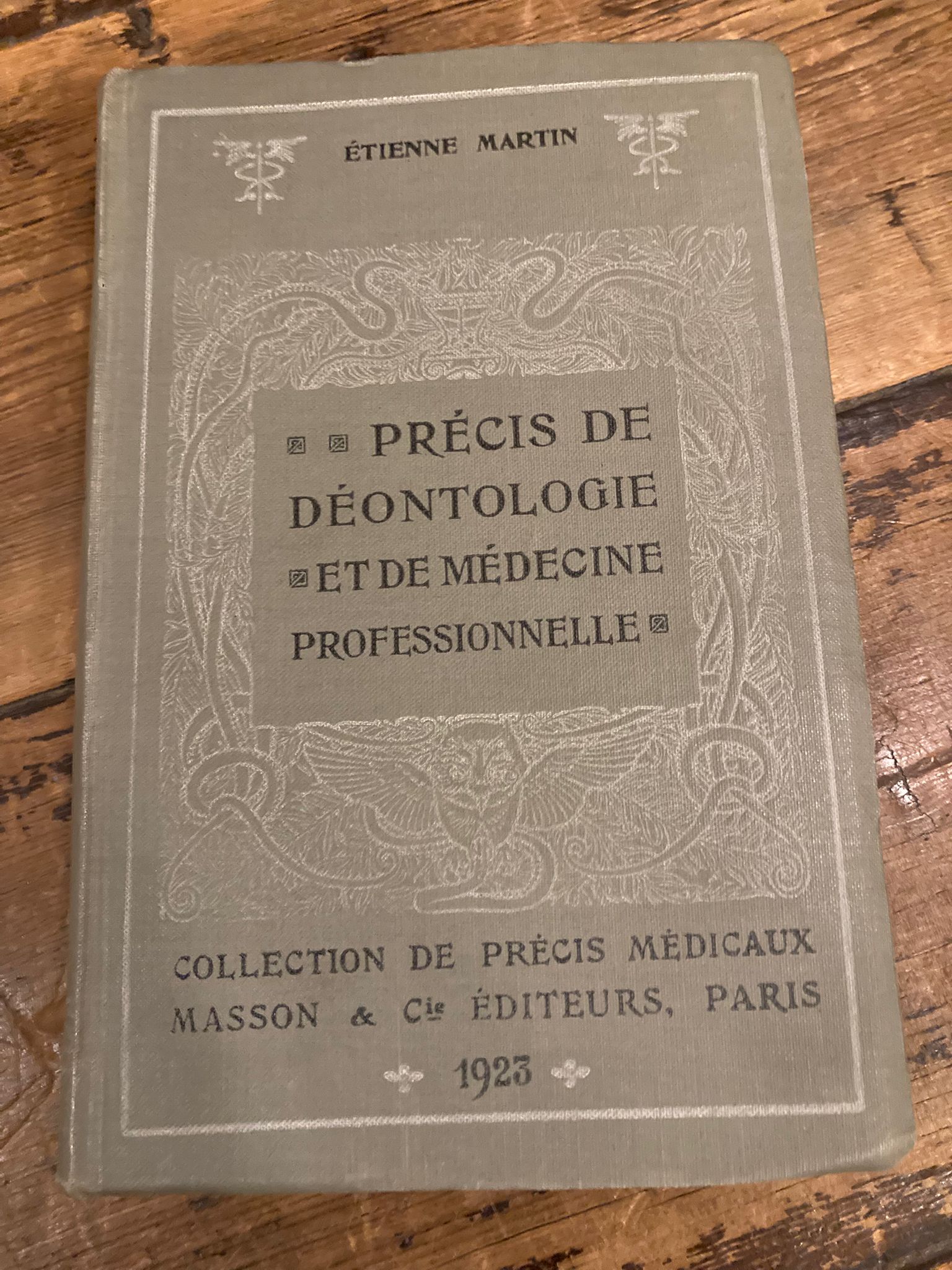 Précis de déontologie et de médecine professionnelle