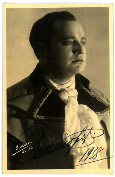 Portraitpostkarte mit eigenh. Namenszug auf der Bildseite.