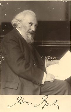 Eigenh. Portraitpostkarte mit Notenzeile, Widmung und Paraphe.