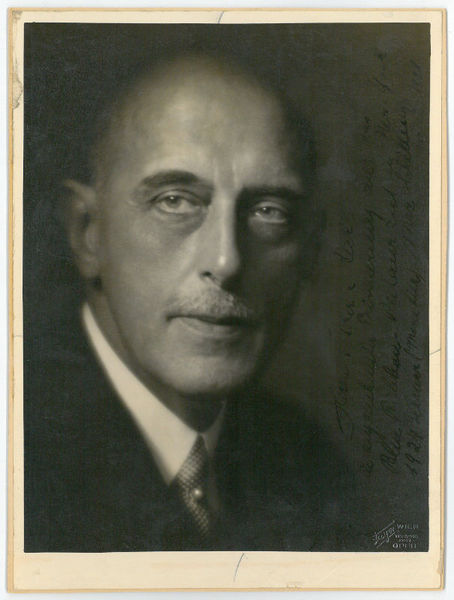 Portraitphotographie mit eigenh. Widmung und U.