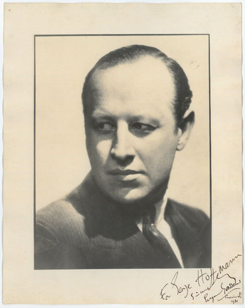 Portraitphotographie mit eigenh. Widmung und U.