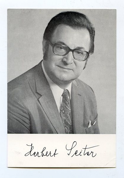 Portraitpostkarte mit eigenh. U.