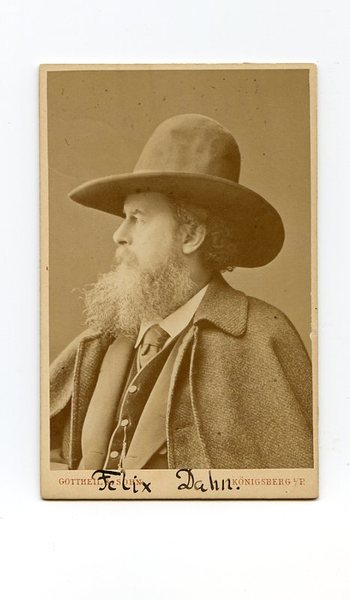 Portraitphotographie mit eigenh. Sinnspruch (verso) und wiederholter U. (r/v).