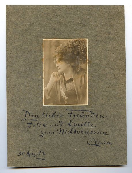 Portraitphotographie mit eigenh. Widmung und U.