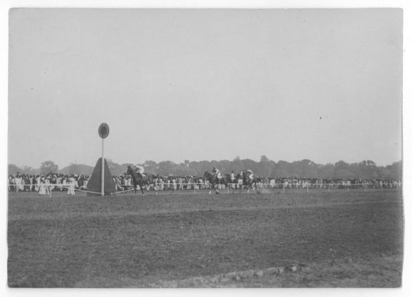 Collection of 17 original photographs.