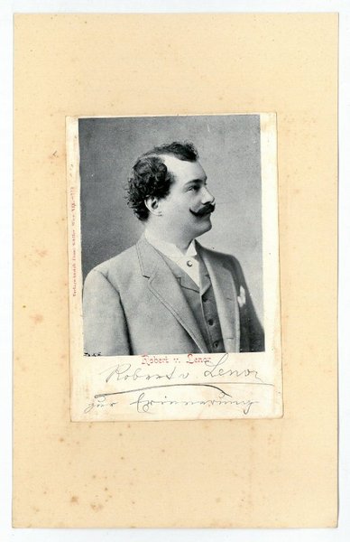 Portraitphotographie mit eigenh. Widmung und U.