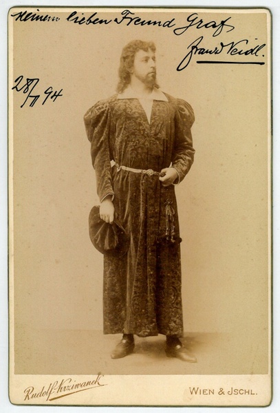 Portraitphotographie mit eigenh. Widmung und U.