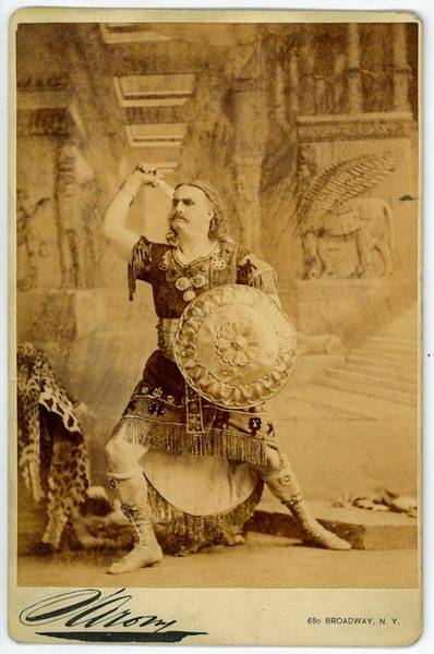 Portraitphotographie mit eigenh. Widmung und U.