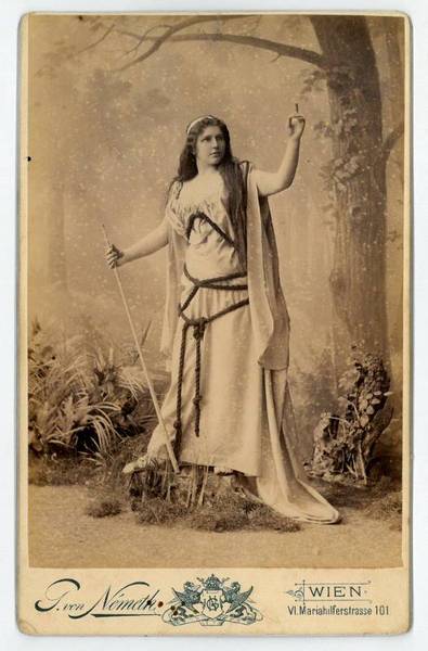 Portraitphotographie mit eigenh. Widmung und U.