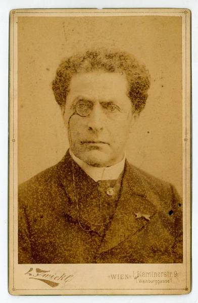 Portraitphotographie mit eigenh. Widmung und U.