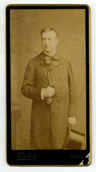 Portraitphotographie mit eigenh. Widmung und U.