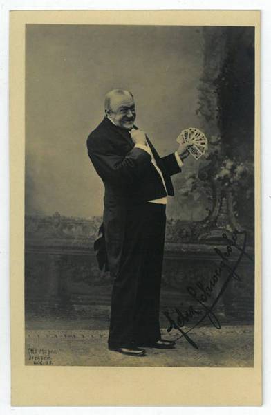 Portraitpostkarte mit eigenh. Widmung und U.