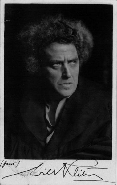 Eigenh. Portraitpostkarte mit U.