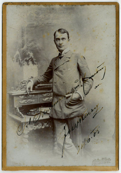 Portraitphotographie mit eigenh. Widmung und U.