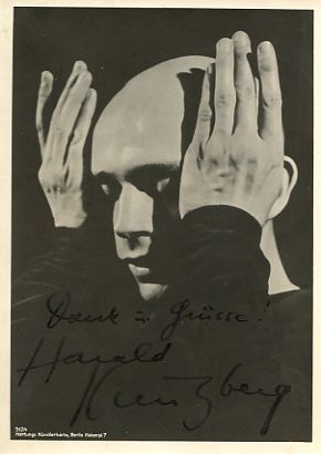 Printed visiting card with 9 autograph lines signed. With a …