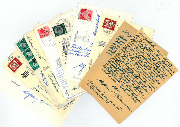 9 eigenh. (davon 7 Bild-)Postkarten mit U. und 1 gedr. …