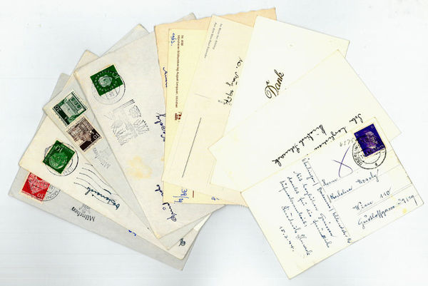 11 tls. eigenh. Bildpostkarten, Dankesschreiben und Briefkarten mit tls. mehreren …
