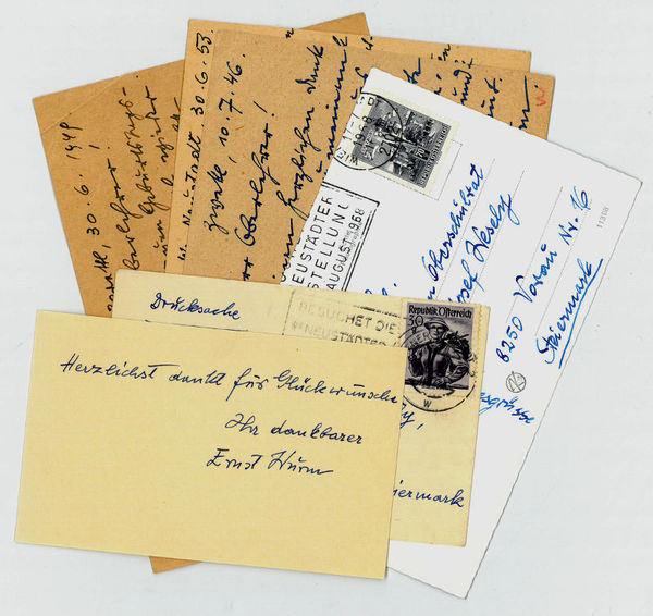 4 eigenh. (Bild-)Postkarten und ein eh. Briefkärtchen mit U.