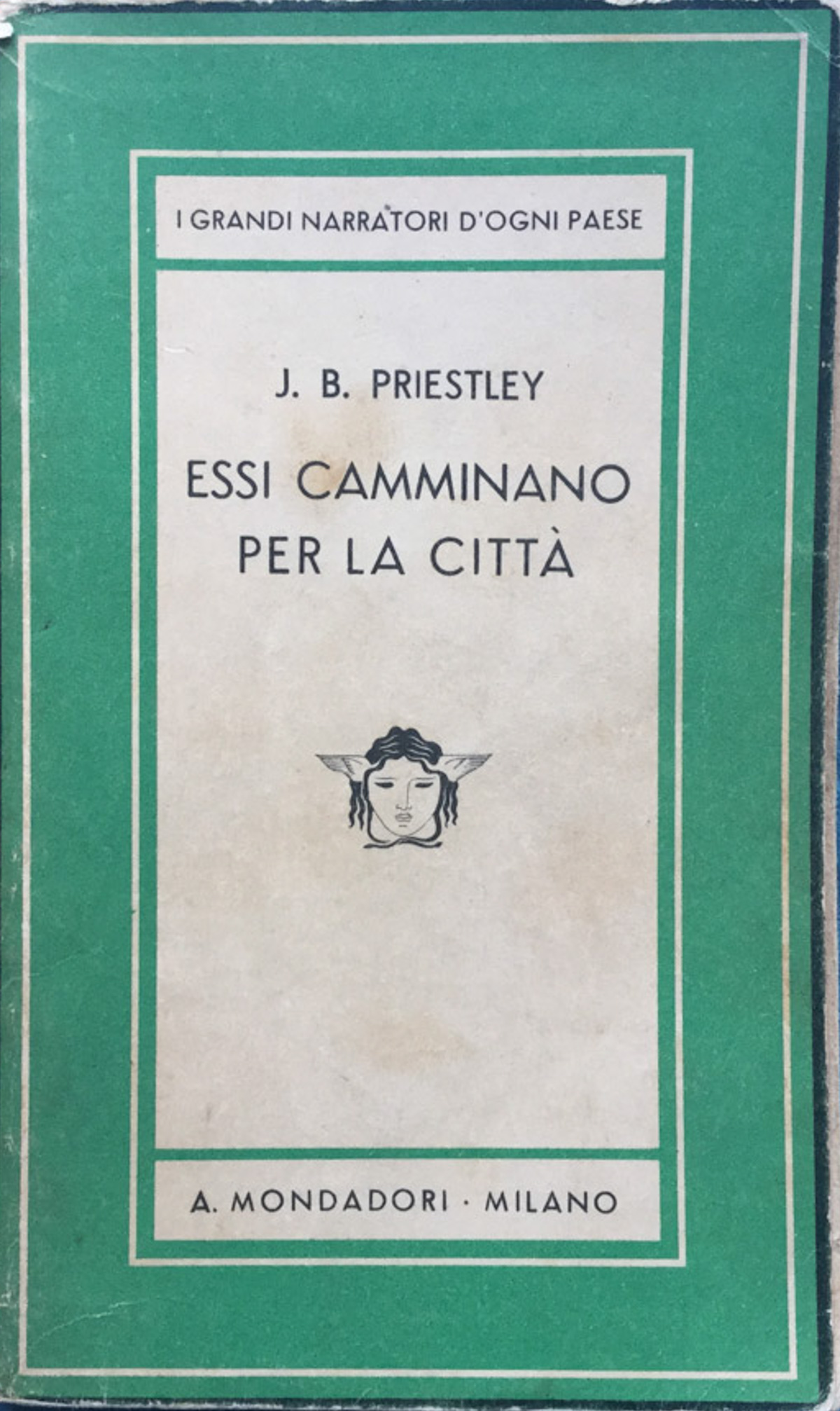 Essi camminano per la città