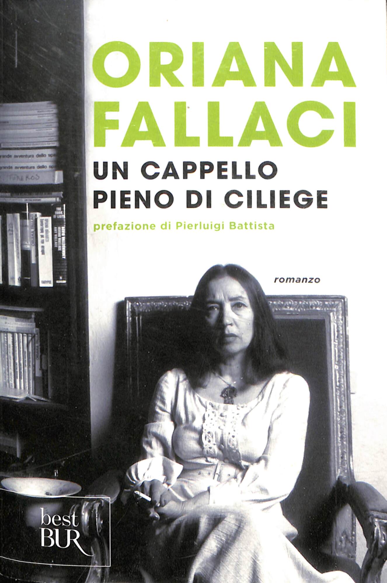 Un cappello pieno di ciliege