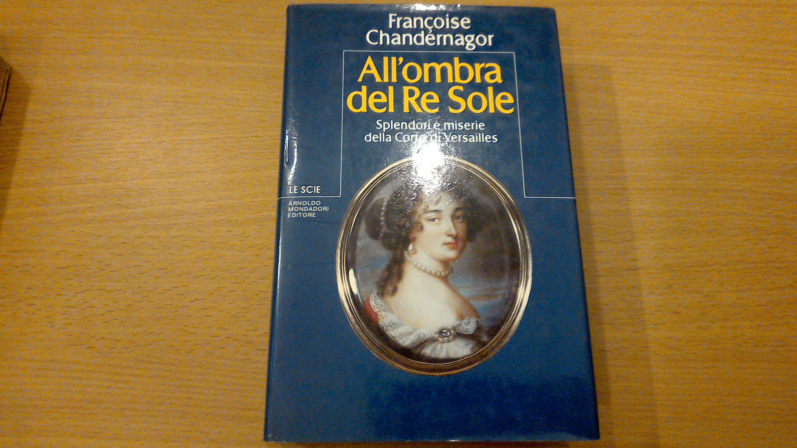 All'ombra del Re Sole - splendori e miserie della corte …