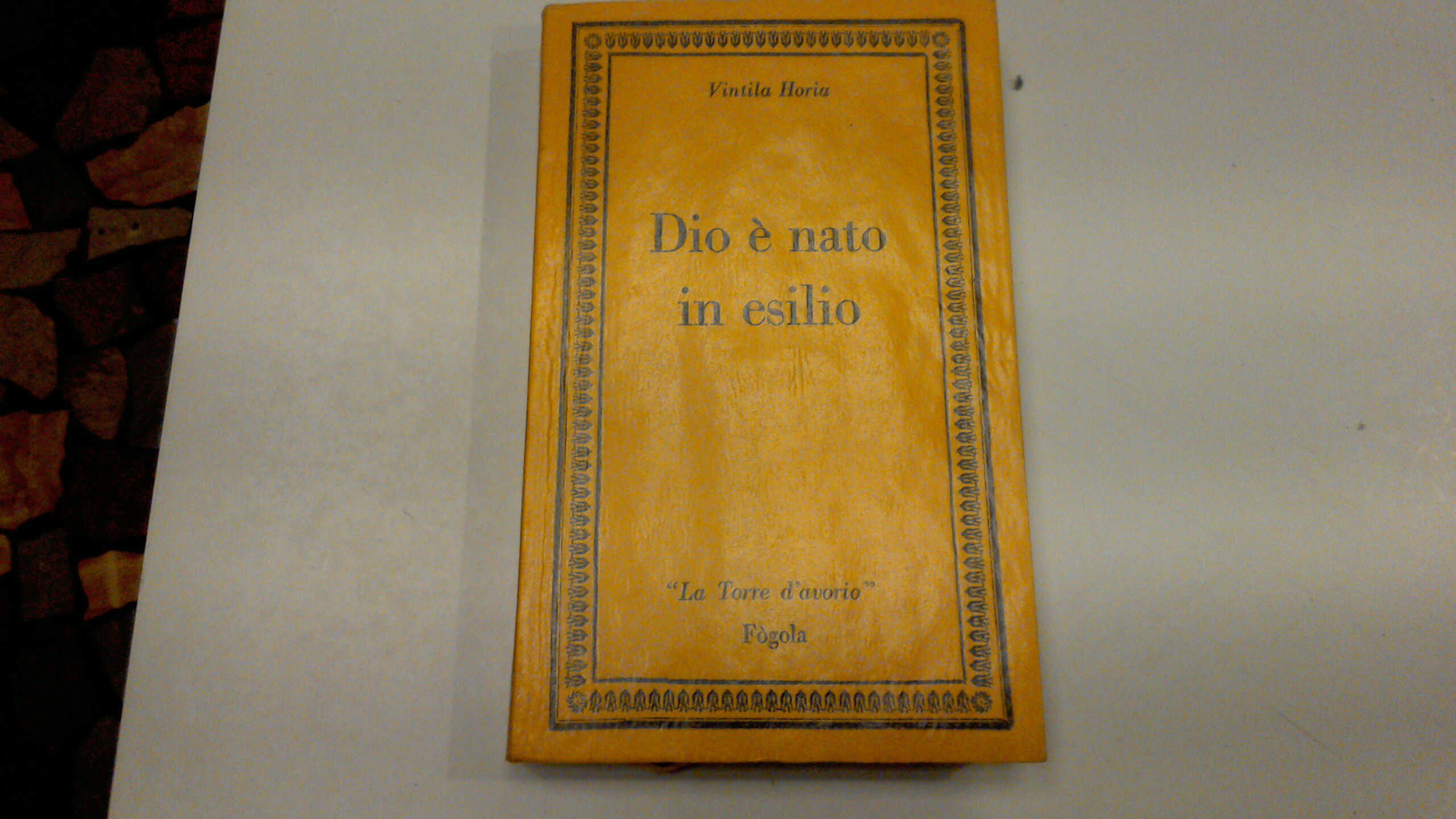 Dio è nato in esilio