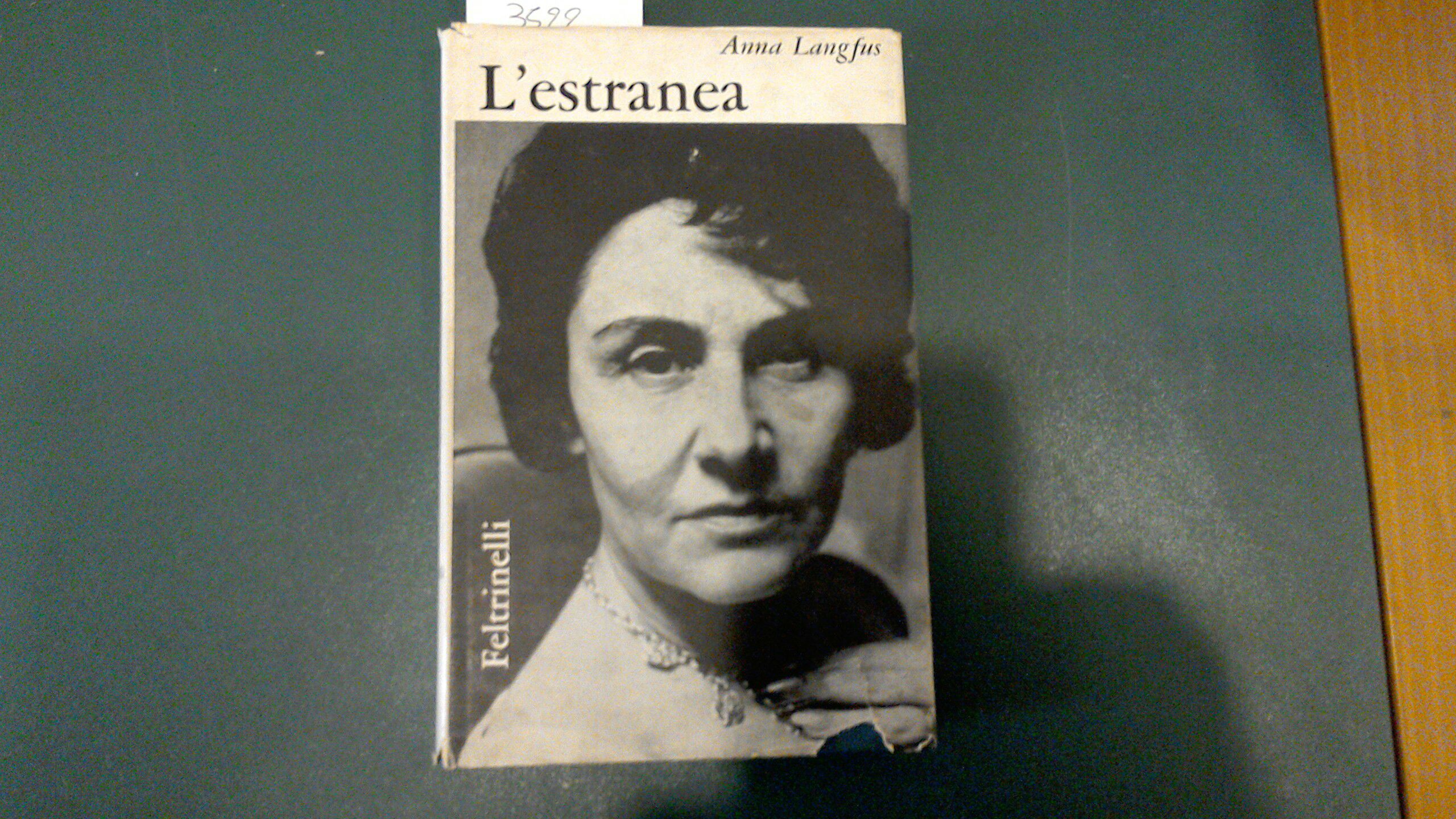 L'estranea