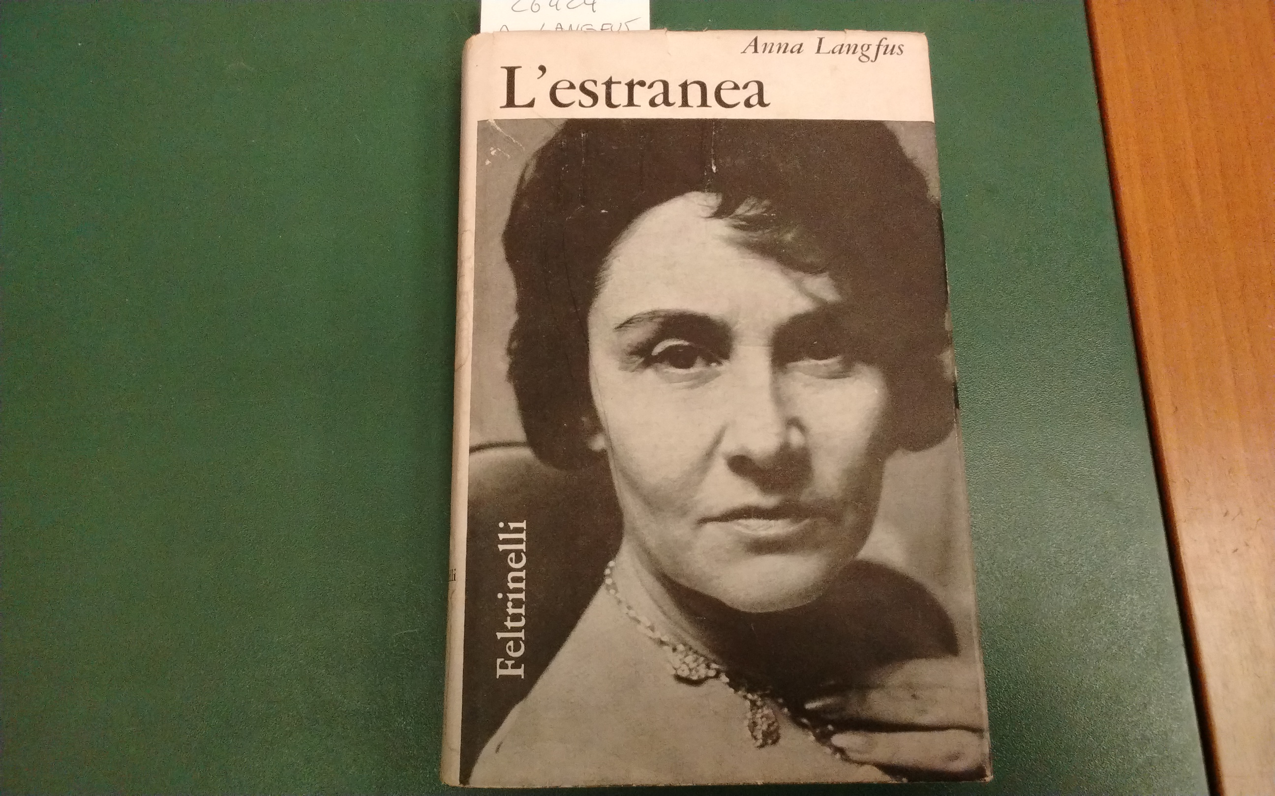 L'estranea
