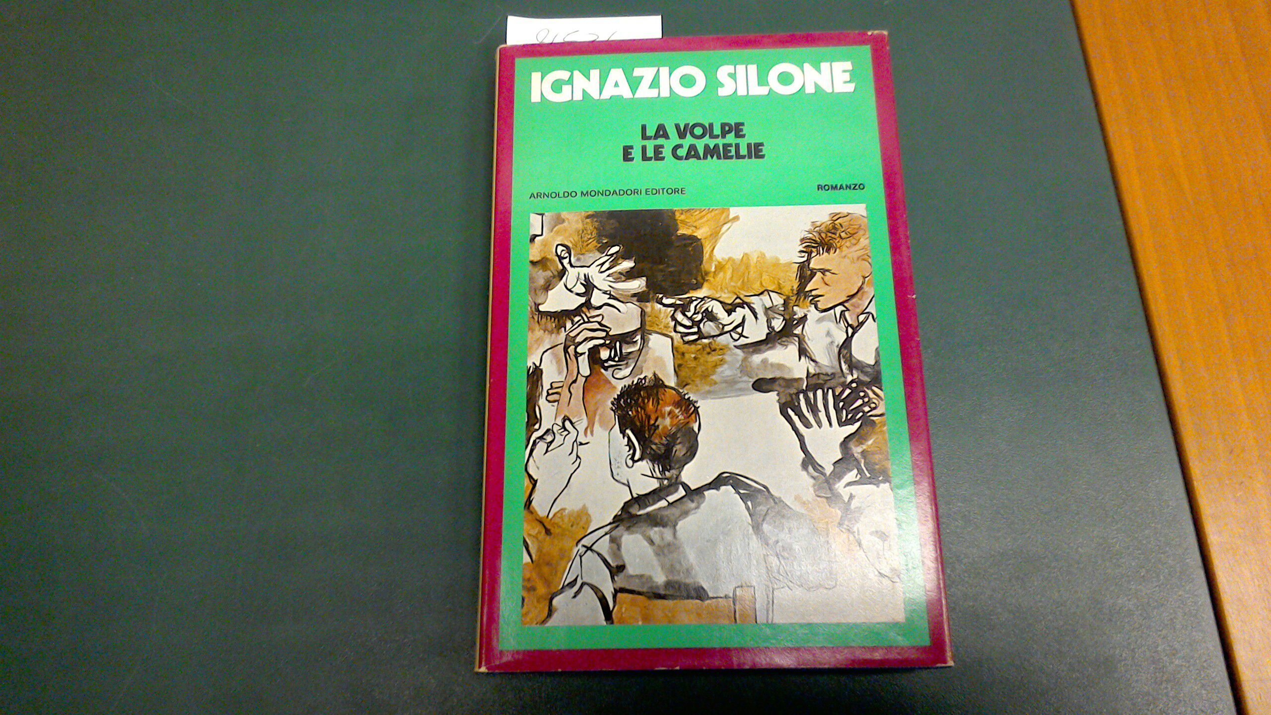 La volpe e le camelie
