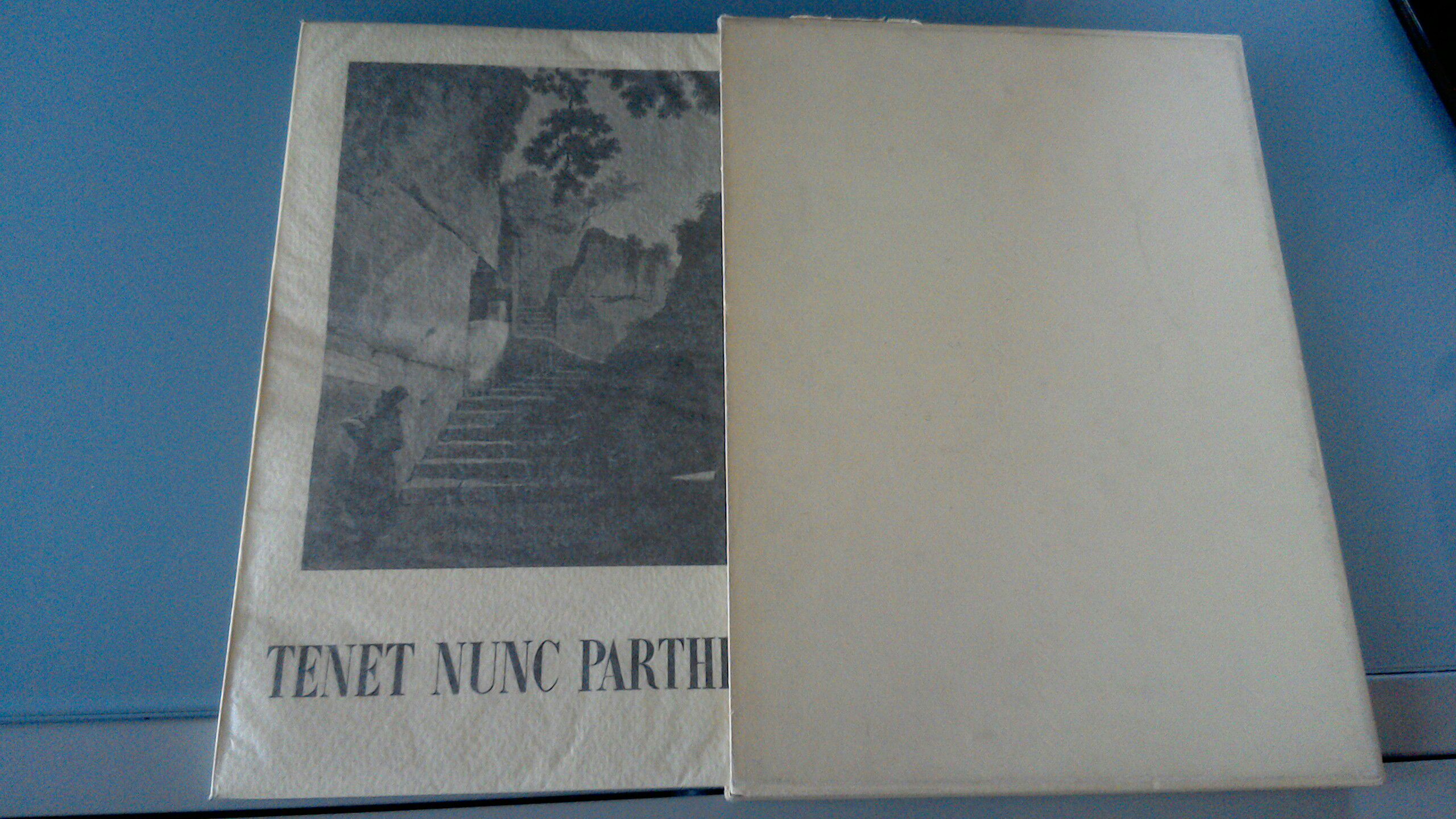 Tenet nunc Parthenope