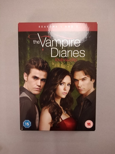 THE VAMPIRE DIARIES LOVE SUCKS SEASONS 1 AND 2. COFANETTO …