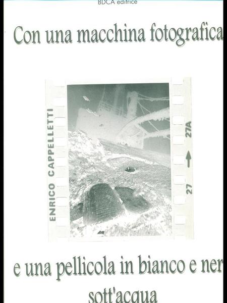 Con una macchina fotografica e una pellicola in bianco e …