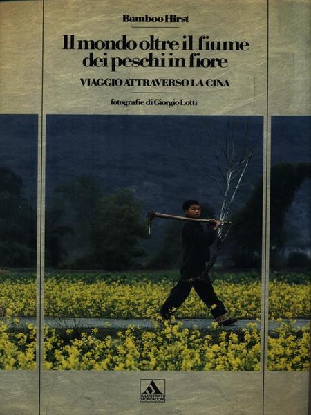 Il mondo oltre il fiume dei peschi in fiore