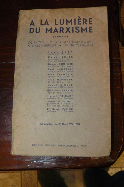 A la lumière du marxisme (essais). Sciences physico - mathematiques …