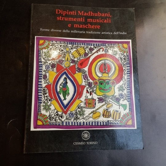 Dipinti Madhubani, strumenti musicali e maschere Forme diverse della millenaria …
