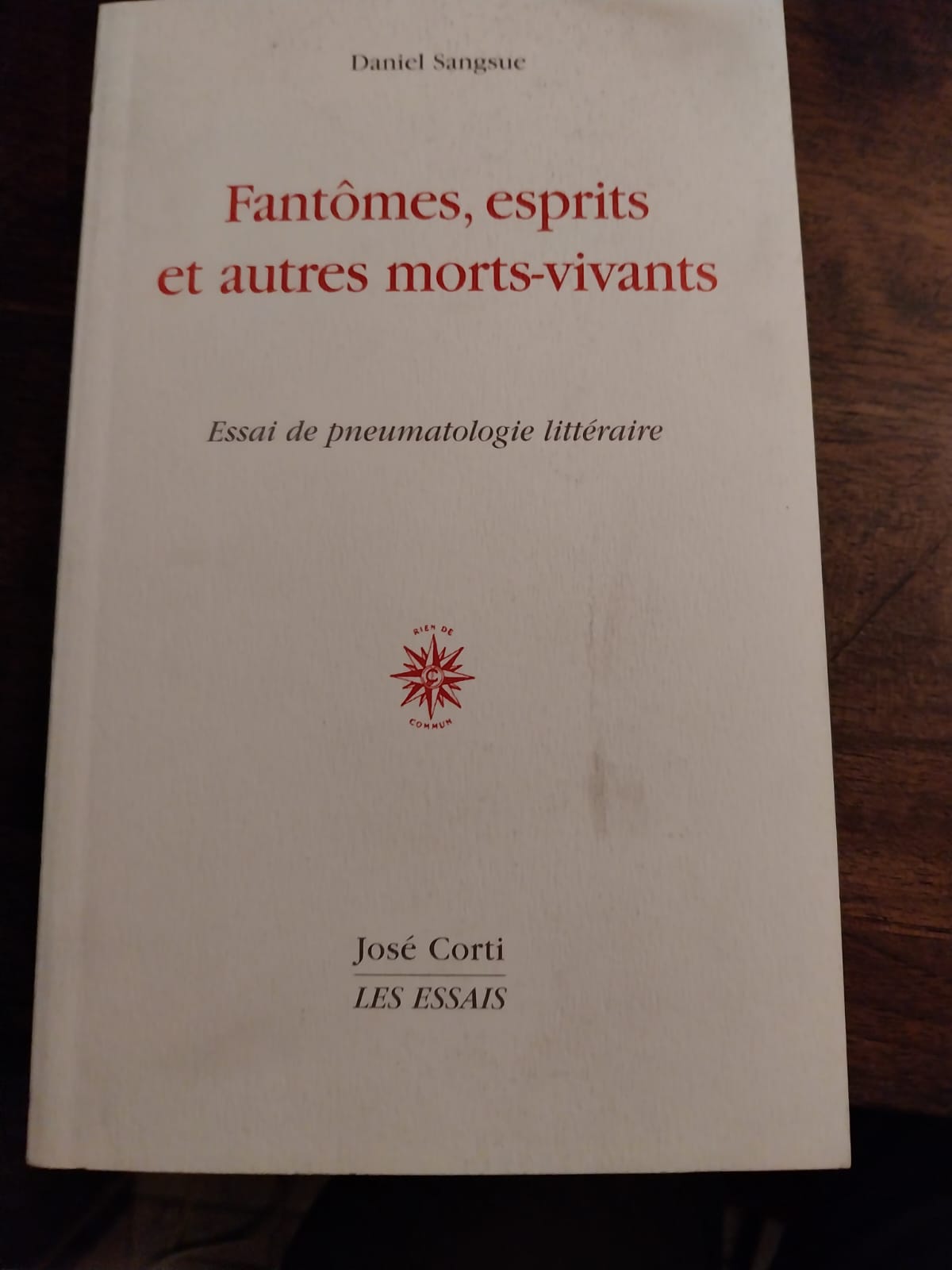 Fantomes, esprits et autres morts-vivants. Essai de pneumatologie litteraire.