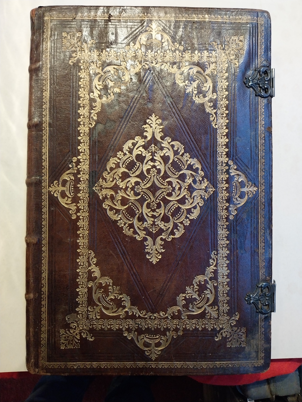 Splendida legatura tardo barocca contenente centinaia di fogli bianchi dell'epoca, …
