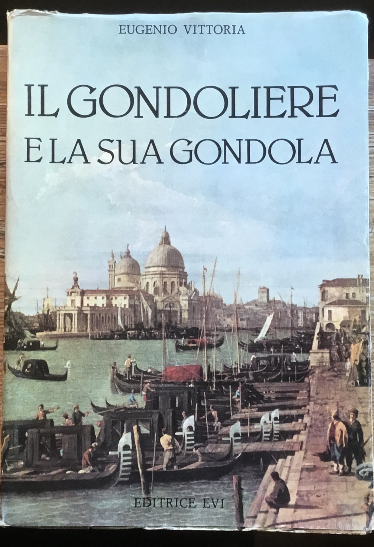 Il gondoliere le la sua gondola