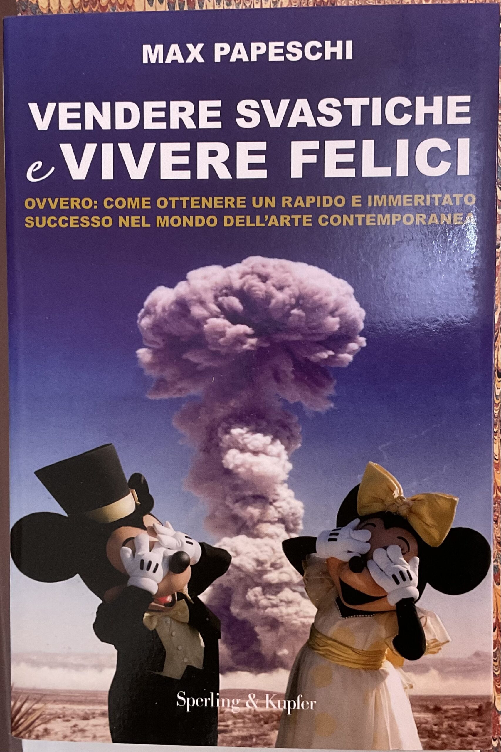 Vendere svastiche e vivere felici