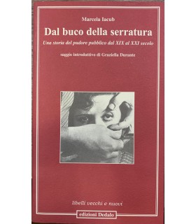 Dal buco della serratura.