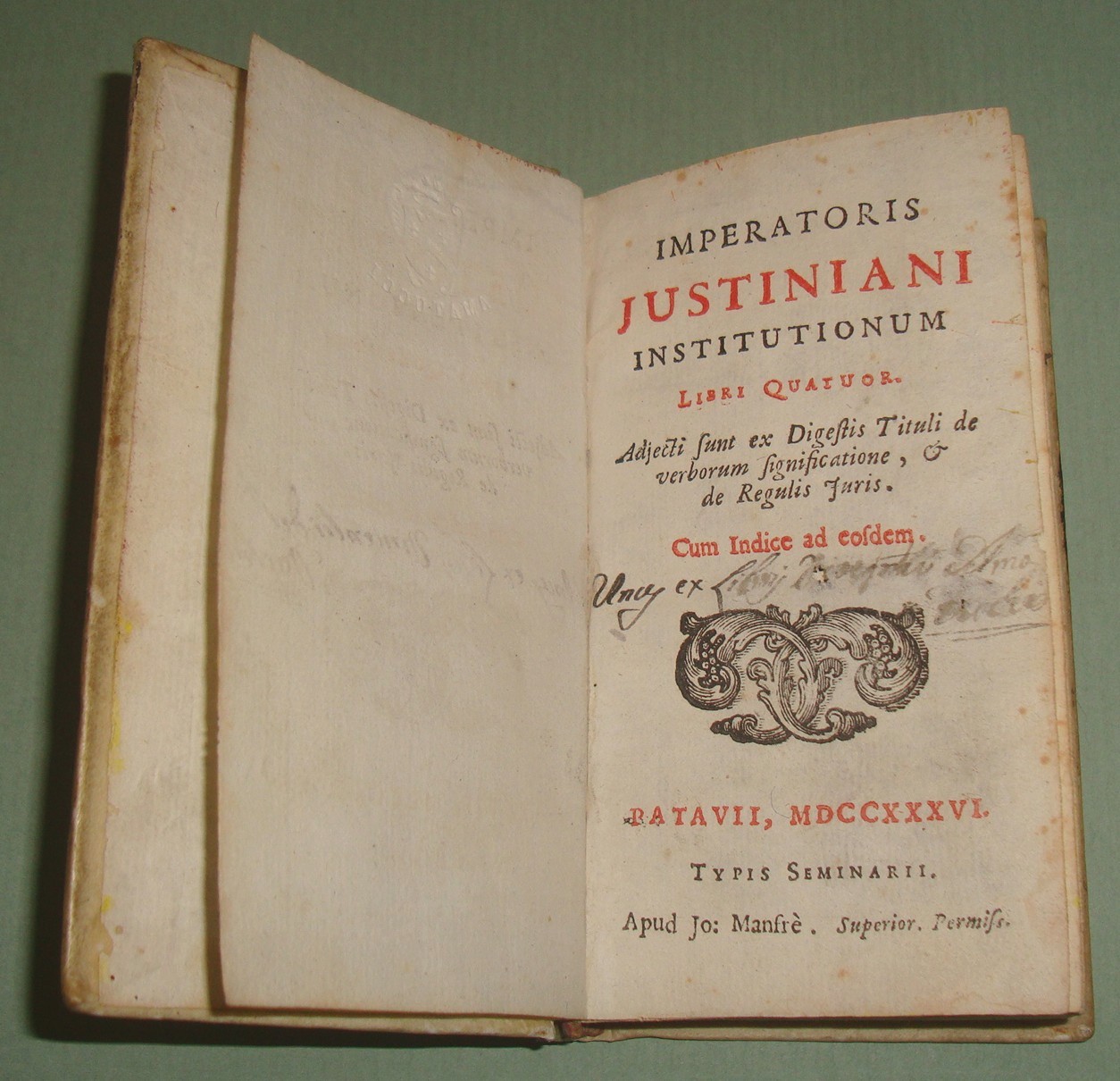 Imperatoris Justiniani Institutionum Libri Quatuor.