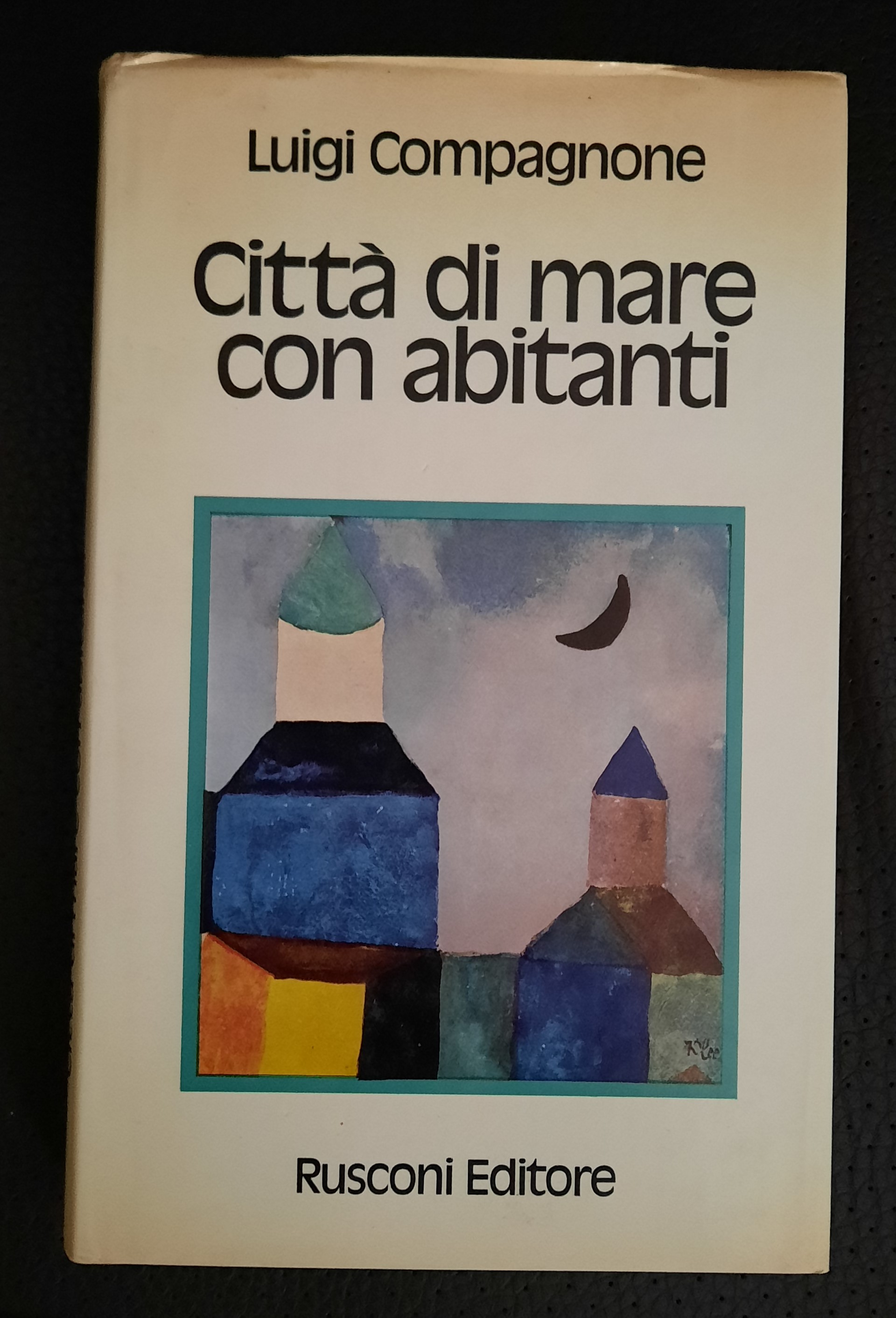 Città di mare con abitanti.