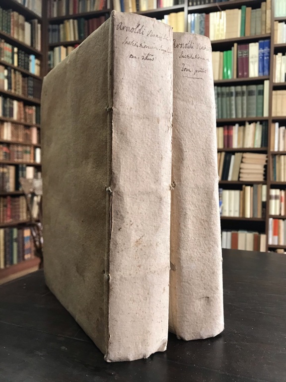 In quatuor libros institutionum imperialium commentarius academicus et forensis.